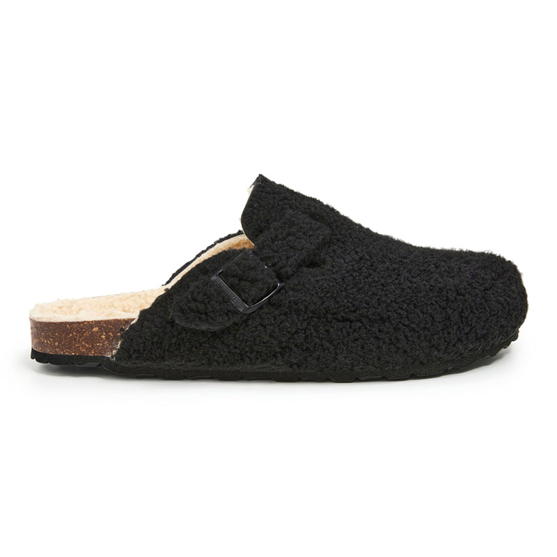 Sabot en peau lainée avec boucle rectangulaire.