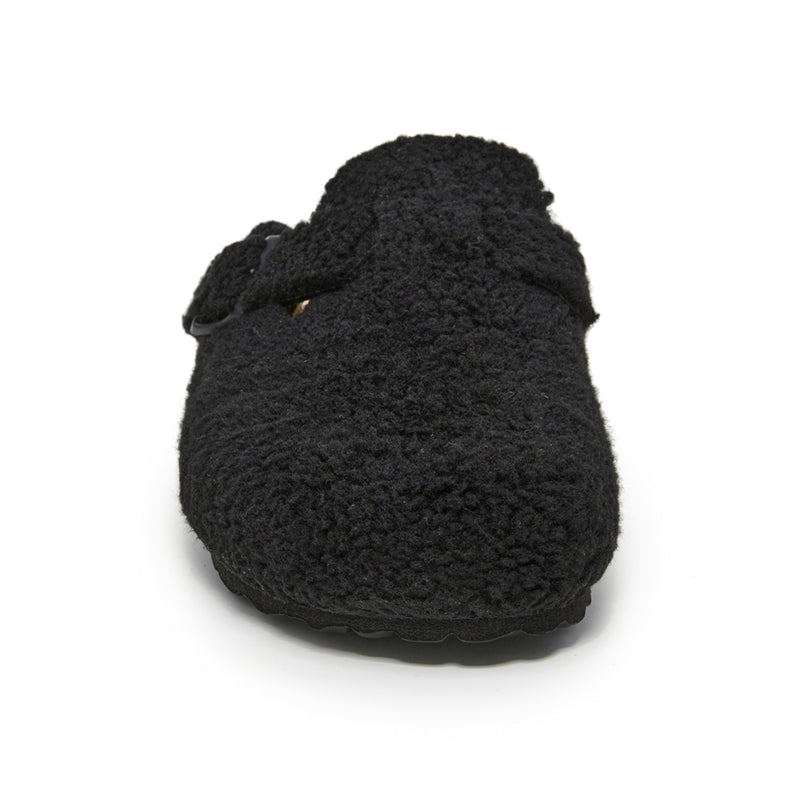 Sabot en peau lainée avec boucle rectangulaire.