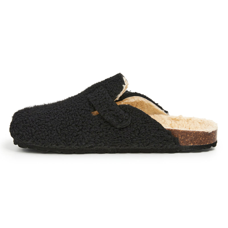 Sabot en peau lainée avec boucle rectangulaire.