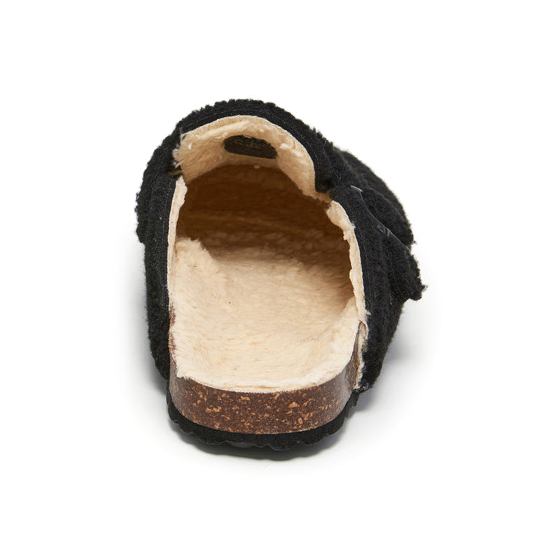 Sabot en peau lainée avec boucle rectangulaire.
