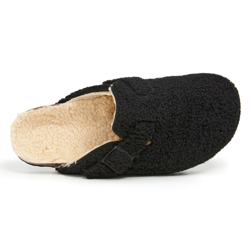 Sabot en peau lainée avec boucle rectangulaire.
