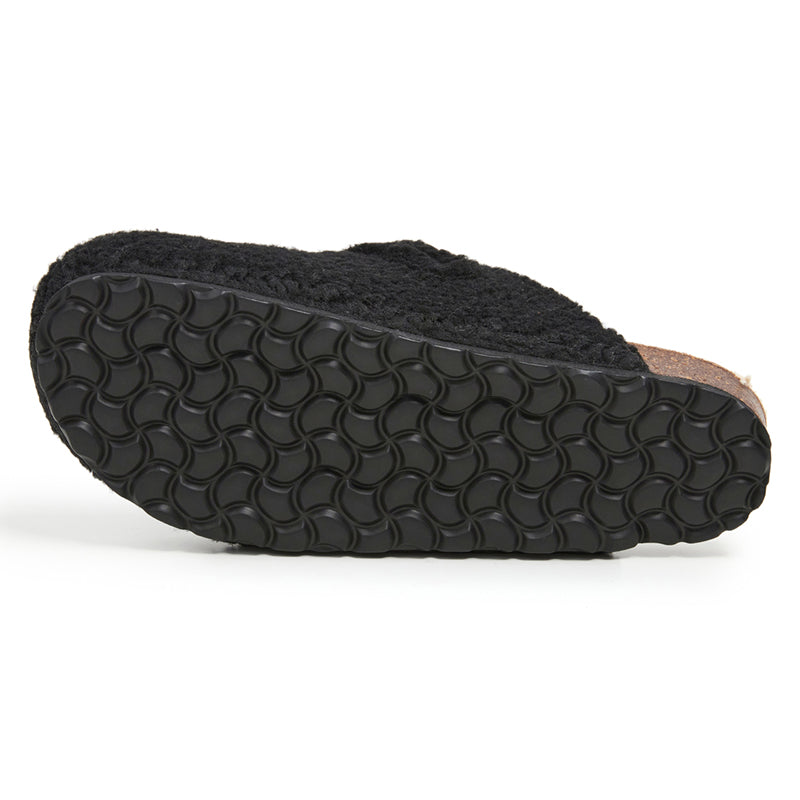 Sabot en peau lainée avec boucle rectangulaire.