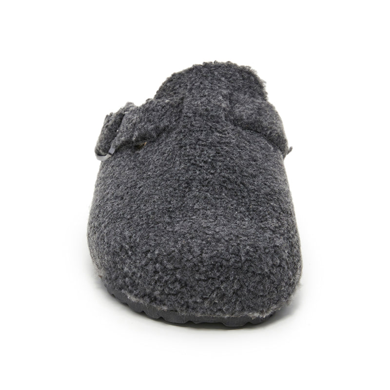Sabot en peau lainée avec boucle rectangulaire.