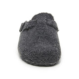 Sabot en peau lainée avec boucle rectangulaire.