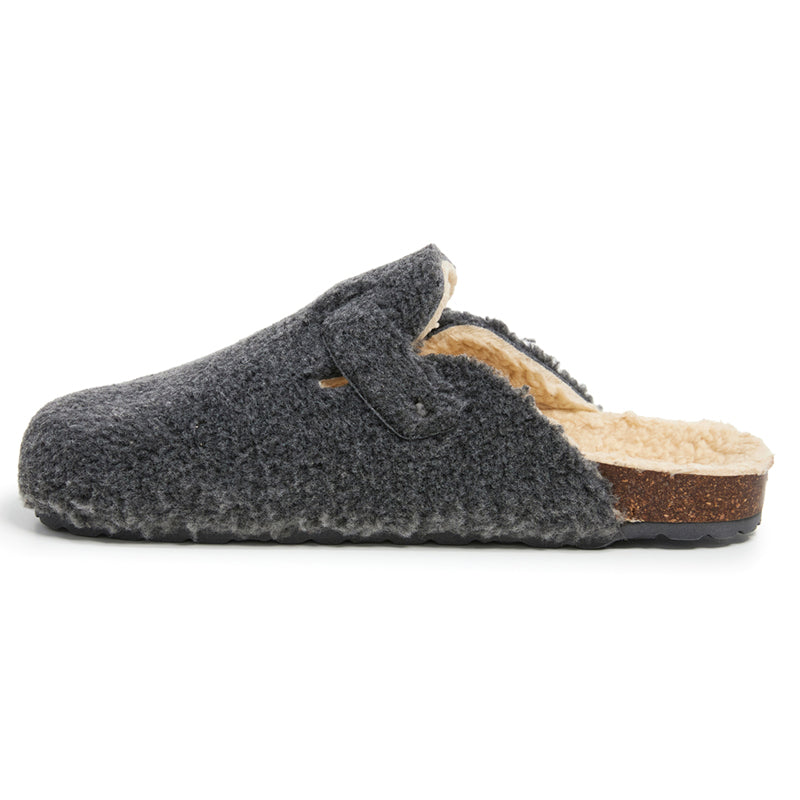 Sabot en peau lainée avec boucle rectangulaire.