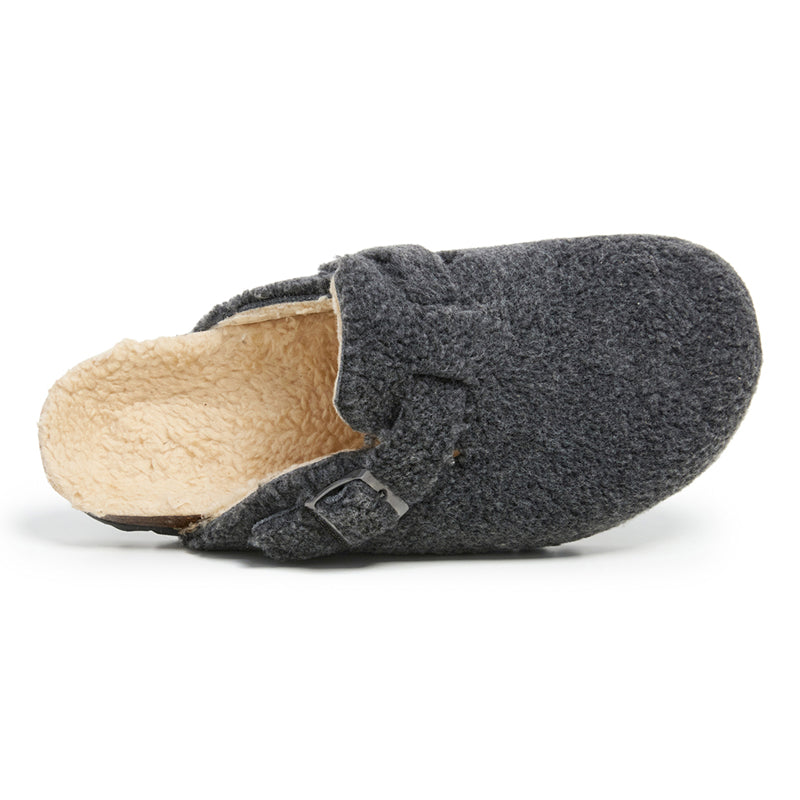 Sabot en peau lainée avec boucle rectangulaire.