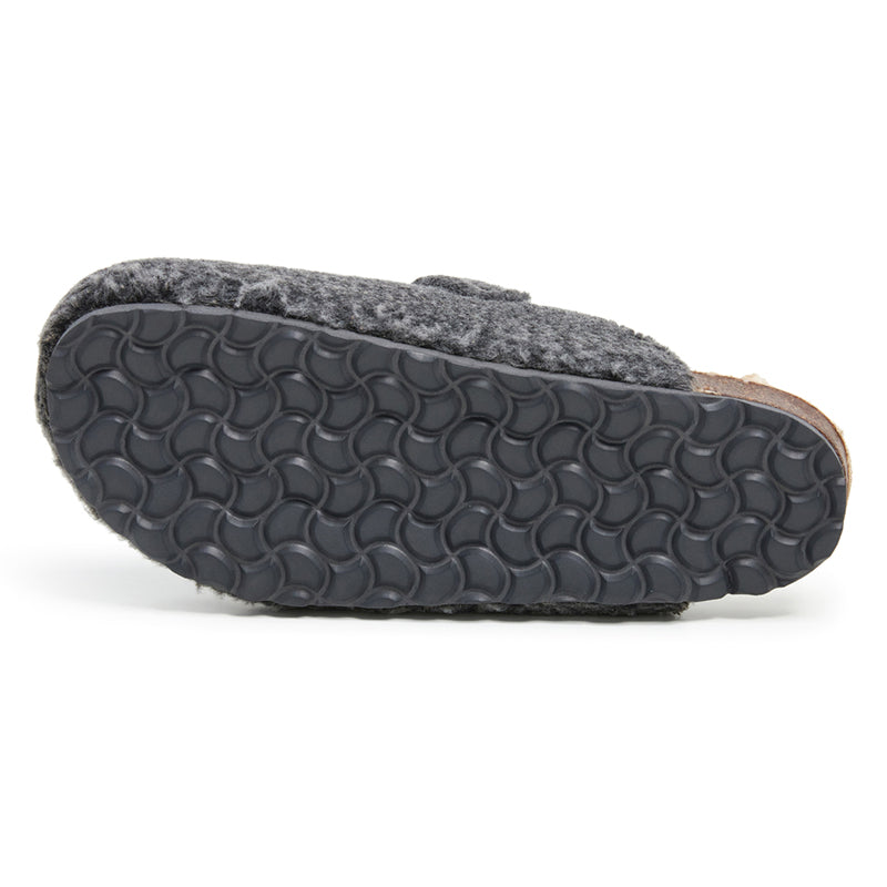 Sabot en peau lainée avec boucle rectangulaire.